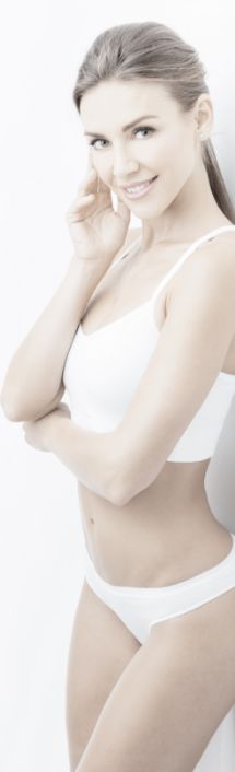 Persona de pie apollada en una pared con cuerpo bien cuidado muestra de los tratamientos corporales que se realizan en el centro de depilación láser y estética avanzada FREYA, en Alcobendas