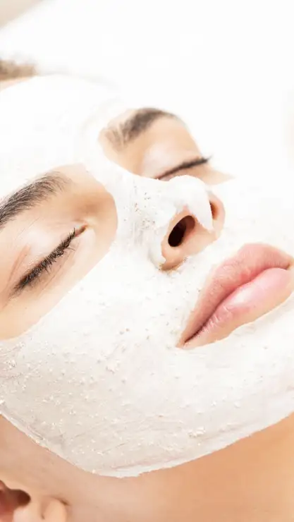 Rostro de mujer relajada con mascarilla facial realizandose un tratamiento de higiene facial Equilibrio