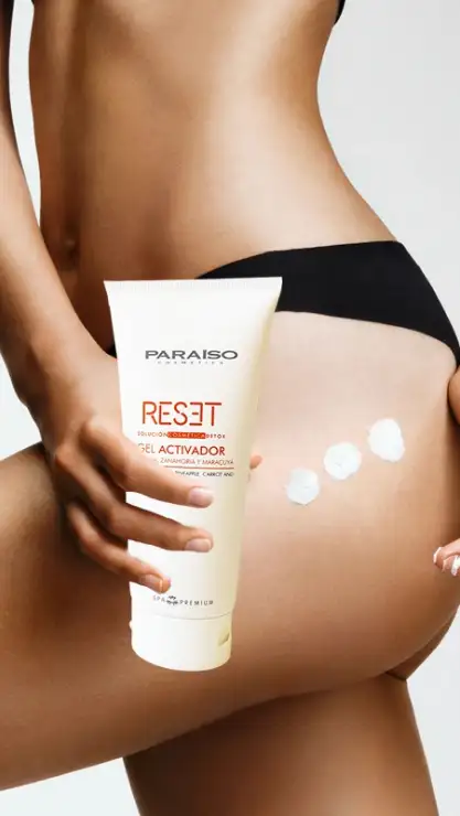 Primer plano de parte media del cuerpo de una mujer mostrando la crema Reset